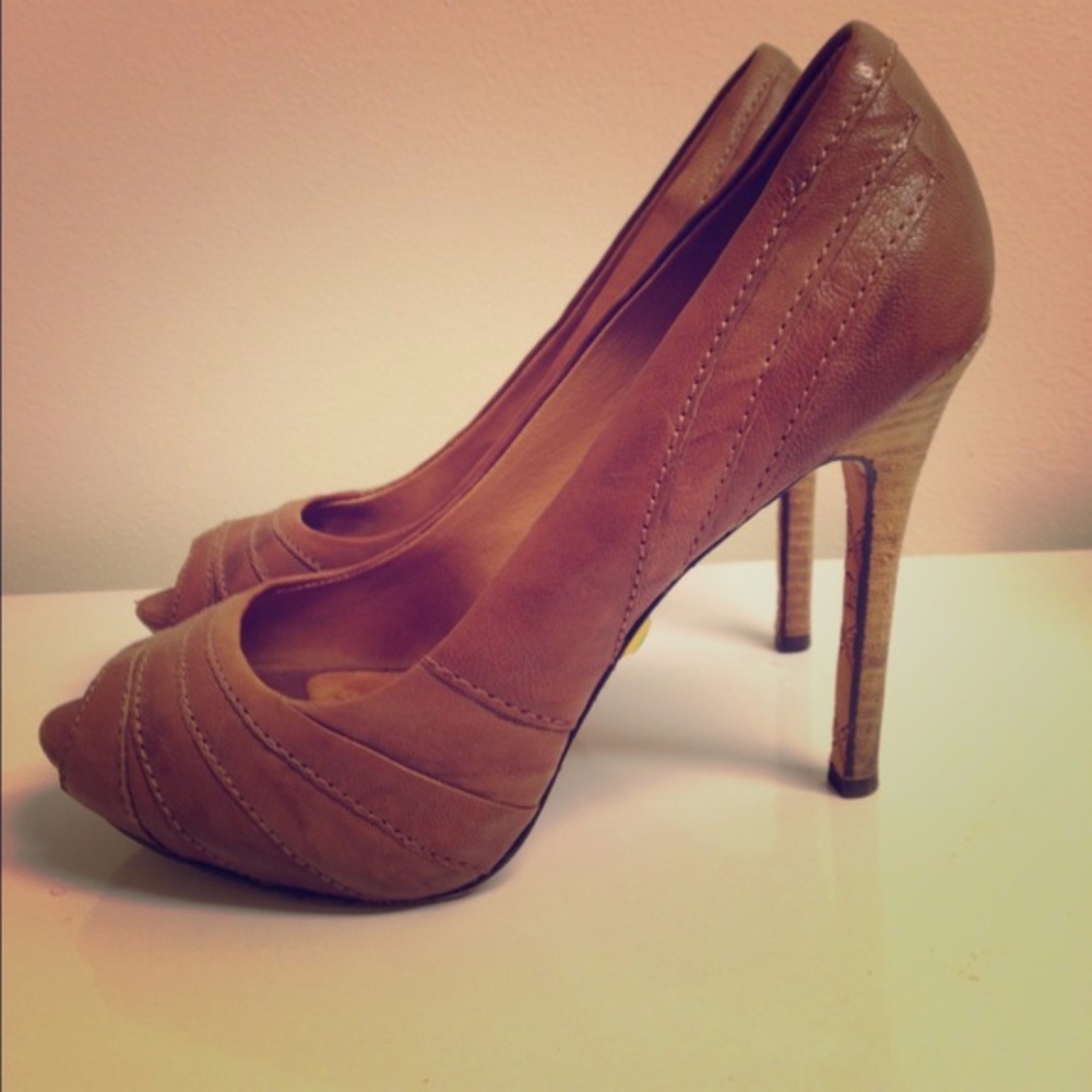 L.A.M.B. Tan Vero Cuoio Pumps